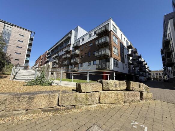 1 bed property, in Advent House Block 1, £85,000