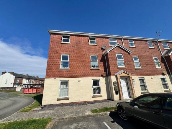 2 bed property, in Laburnum Road, £80,000