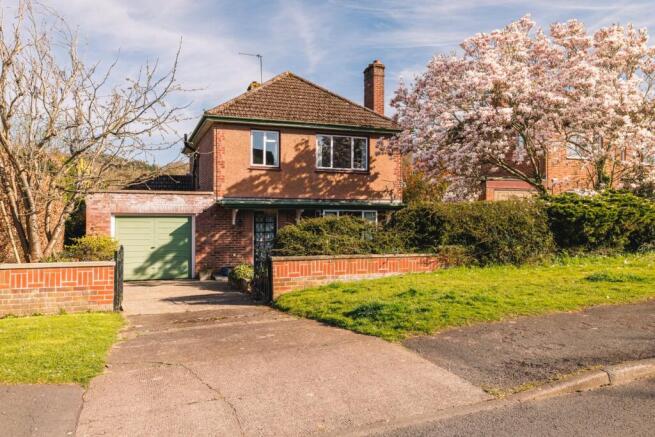 3 bed property, in Eastfield Road, £450,000
