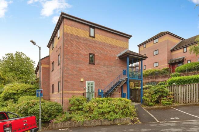 1 bed property, in County Street, £200,000