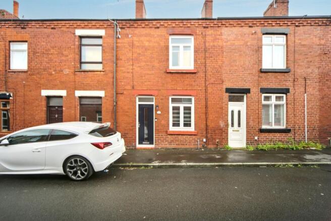 2 bed property, in Chapel Street, £125,000