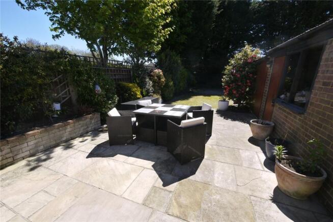 2 bed property, in Hatch Road, £450,000