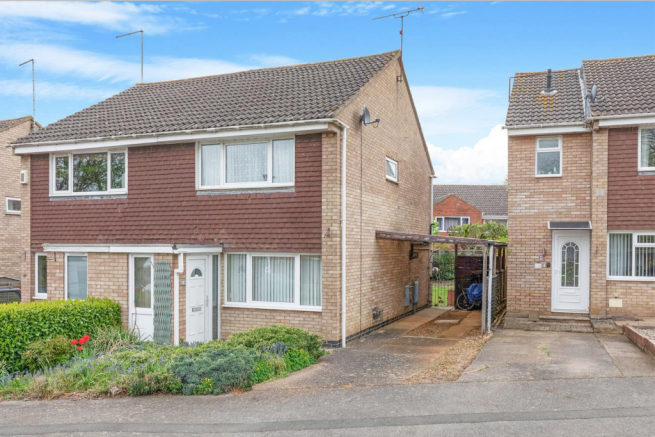 2 bed property, in Washington Court, £230,000