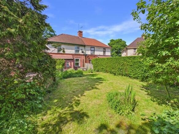 3 bed property, in Meadow Head Avenue, £250,000
