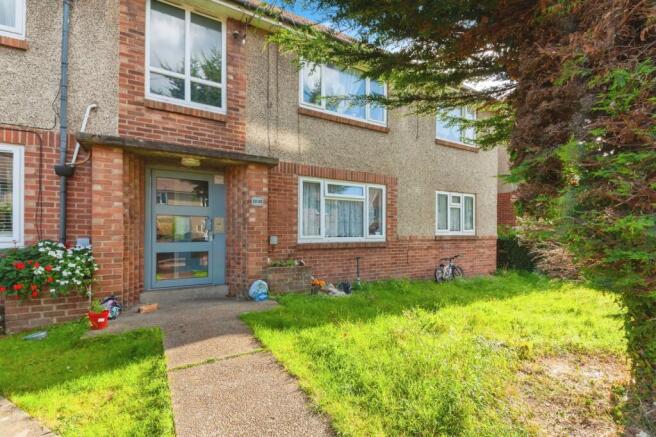 2 bed property, in Grange Road, £120,000