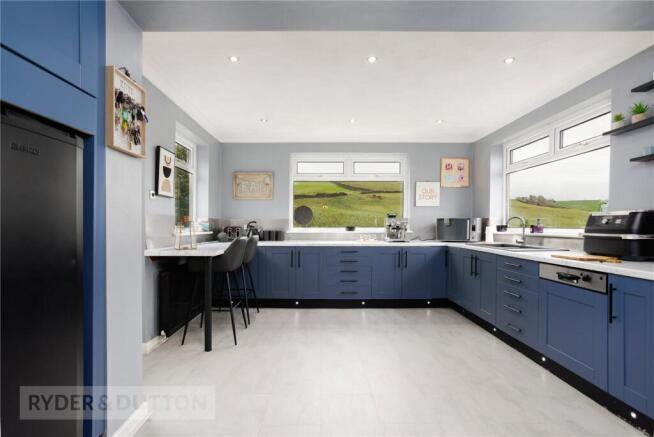 4 bed property, in Woodbrook Road, £590,000