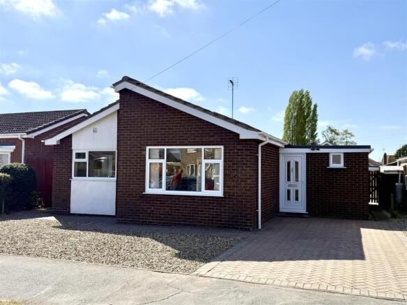 3 bed property, in Western Avenue, £215,000