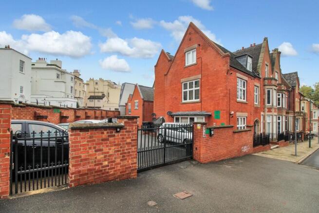 1 bed property, in Oxford Street, £105,000
