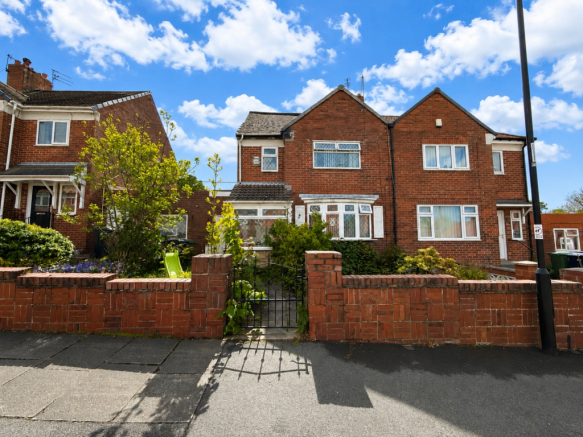 2 bed property, in Mount Close, £110,000