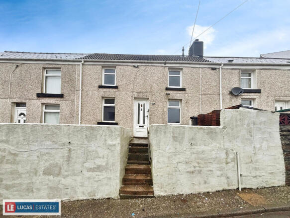 2 bed property, in Upper High Street, £70,000