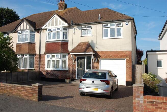 4 bed property, in Highfield Road CM1, £650,000