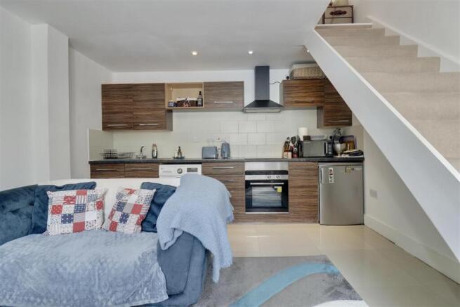 1 bed property, in Lawson Road, £185,000