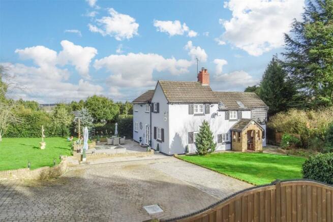 4 bed property, in Pound Bank, £750,000