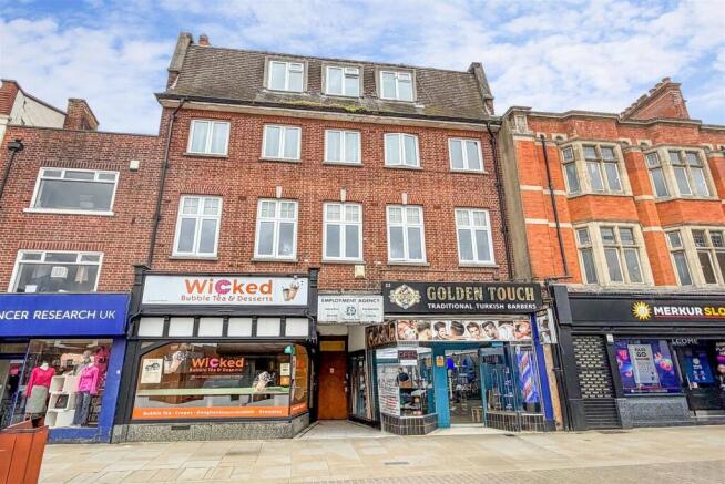 1 bed property, in High Street, £73,500