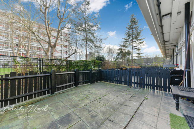 1 bed property, in Barrington Road, £280,000