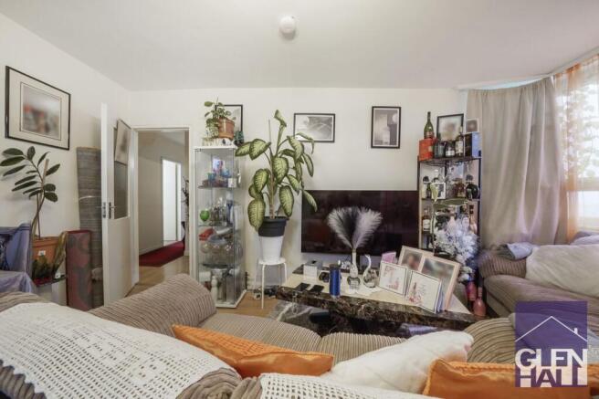2 bed property, in Highview Gardens, £230,000