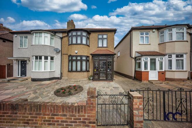 3 bed property, in Hillcrest Road, £500,000