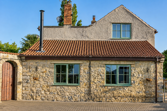 4 bed property, in Hectors Stones, £485,000