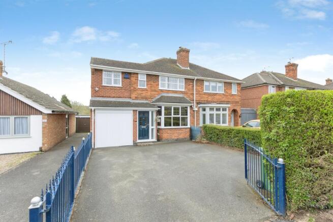 4 bed property, in Cropston Road, £400,000