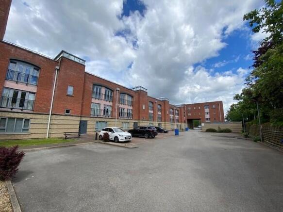 2 bed property, in Apartment 34, £100,000