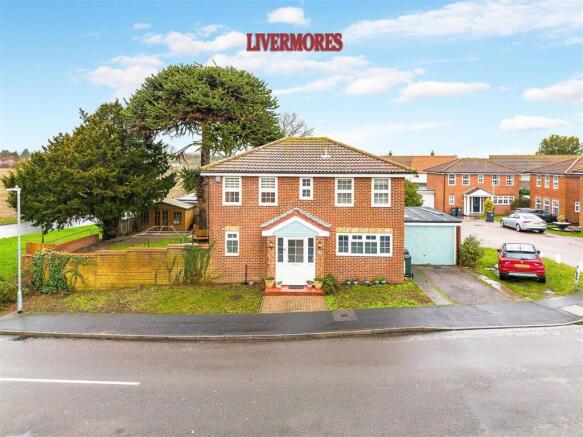 4 bed property, in Brewers Field, £600,000