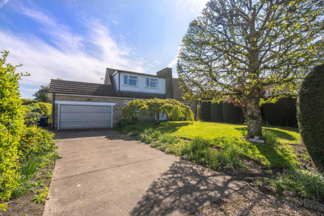 4 bed property, in Ashing Lane, £390,000