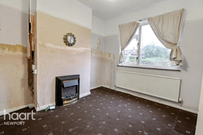 3 bed property, in Mendalgief Road, £180,000