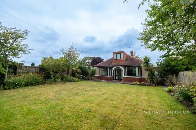 2 bed property, in Bridle Path, £330,000