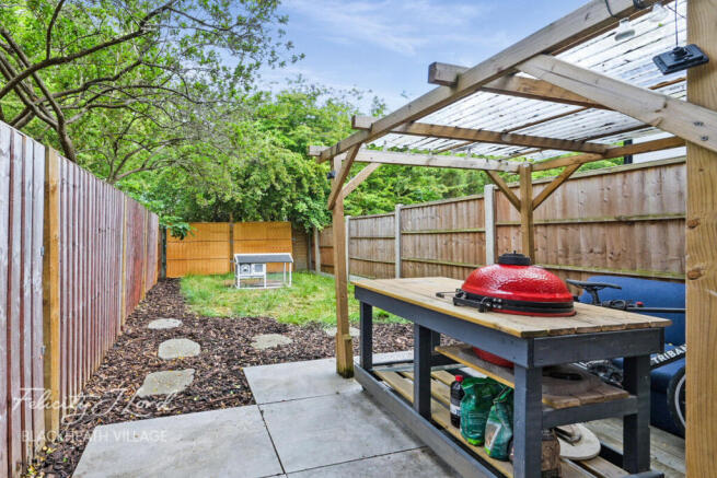 2 bed property, in Hither Farm Road, £465,000