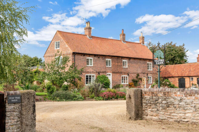 6 bed property, in Main Road, £1,850,000