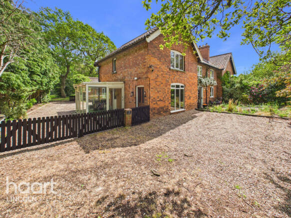 2 bed property, in Eagle Road, £400,000