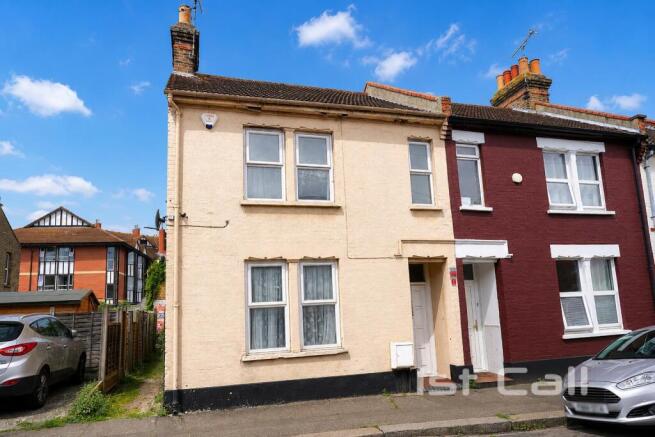 3 bed property, in Roots Hall Avenue, £275,000