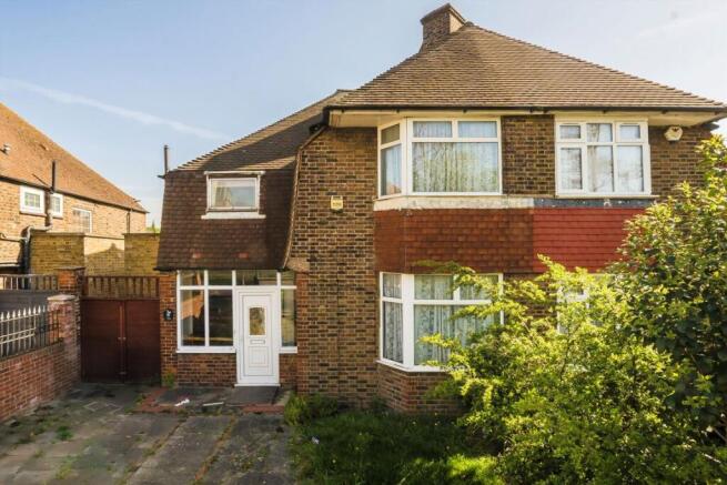 3 bed property, in Old Oak Road, £895,000