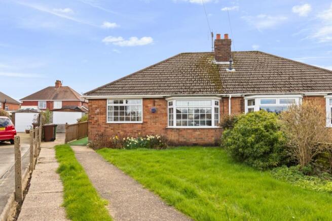 2 bed property, in Halton Way, £145,000