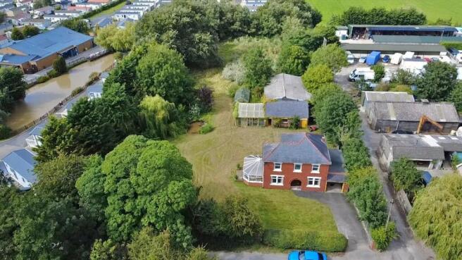 3 bed property, in Springwood Farm, £600,000