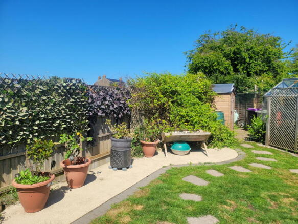 2 bed property, in Connaught Drive, £218,000