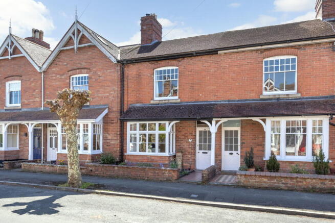 3 bed property, in Victoria Road, £330,000