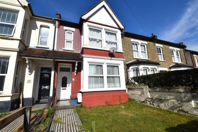 2 bed property, in High Street, £150,000