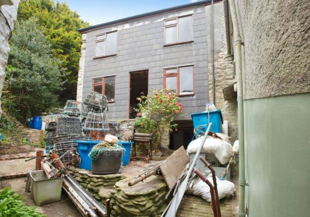 4 bed property, in 7 The Cliff, £85,000
