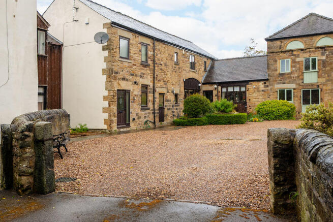 2 bed property, in Brookhouse Court, £220,000