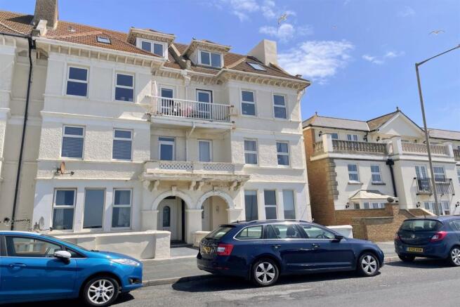 2 bed property, in The Esplanade, £160,000