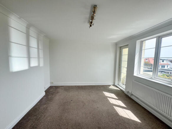 2 bed property, in London Road, £214,995