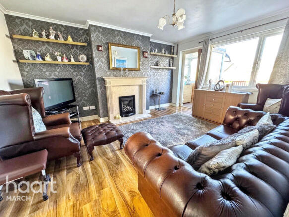 1 bed property, in Meadow Way, £170,000