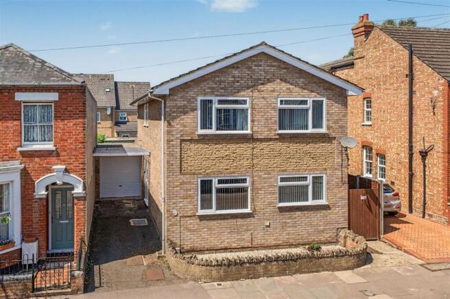 4 bed property, in Bradgate Road, £550,000