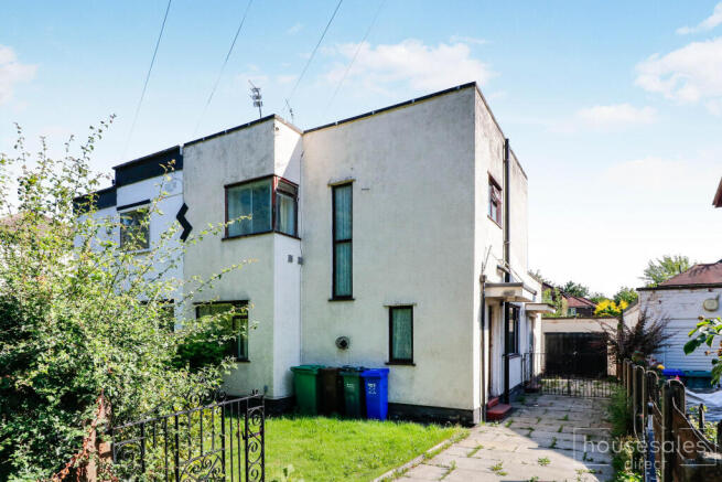 3 bed property, in Altrincham Road, £260,000