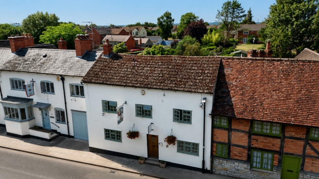 3 bed property, in High Street, £525,000