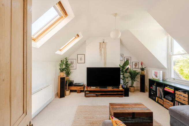 2 bed property, in Westbury-on-Trym, £375,000