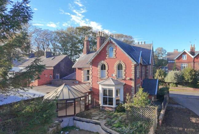 6 bed property, in Beverley Road, £550,000