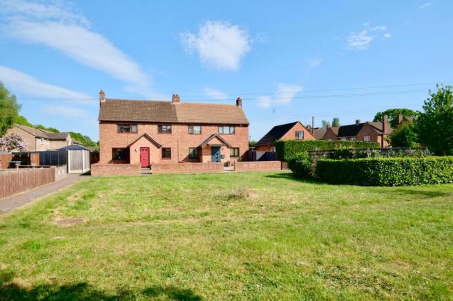 4 bed property, in Fox Grove, £395,000
