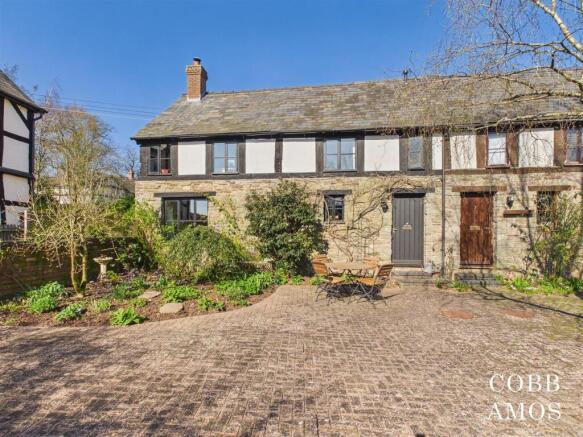 3 bed property, in Broxwood, £395,000